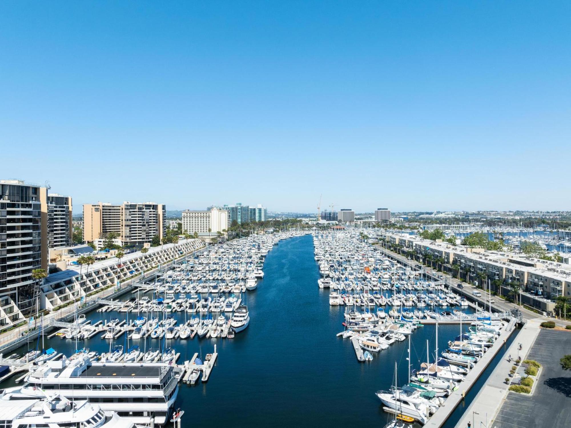 Sky-high Elegance Waterfront Penthouse 4 Beds *